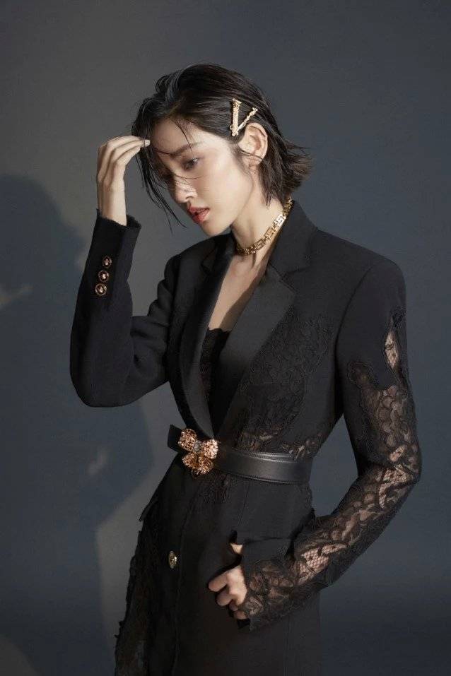 唐艺昕婚后穿“带点黑丝”秀腿，透得要发光！ 时尚 第1张