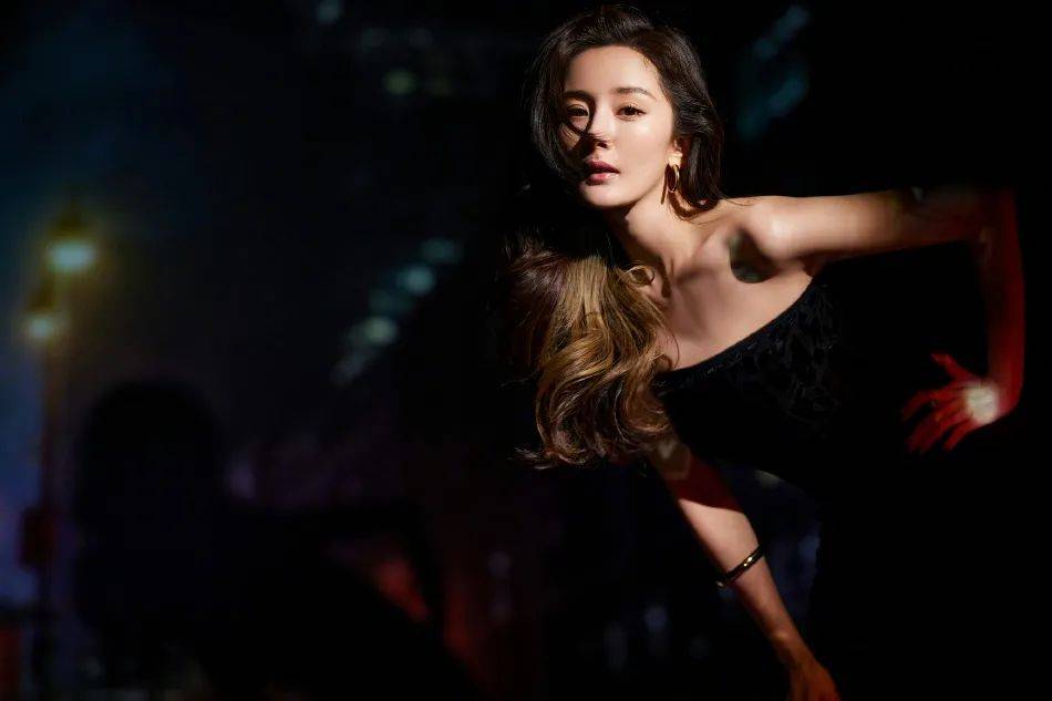 杨幂穿暗纹抹胸长裙犹如暗夜女神！魔鬼身材妩媚动人 时尚 第3张