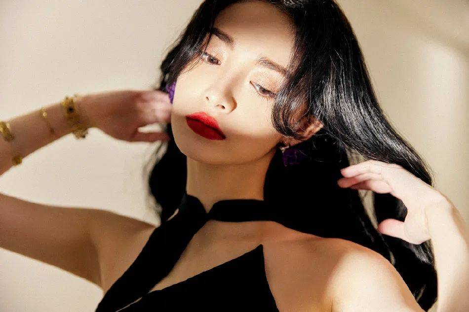 周洁琼穿黑色露背旗袍超靓！香肩美背美腿性感妩媚 时尚 第2张