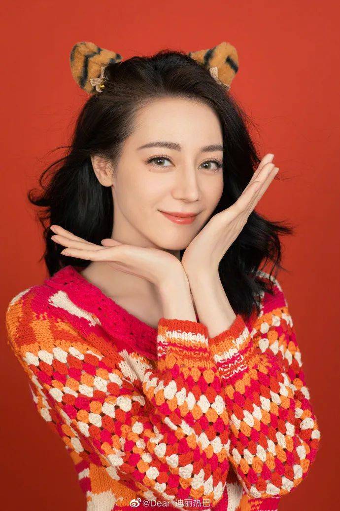 迪丽热巴晒靓丽写真美若天仙！成熟性感美不可挡 明星搭配 第1张