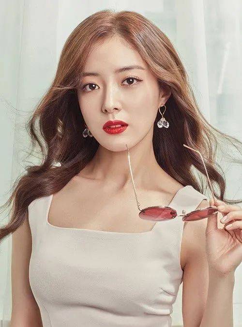 韩国女星李世英杂志图片写真！明艳动人太美丽 明星搭配 第2张