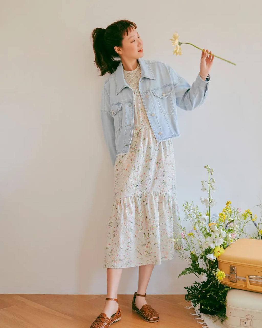 像森林走出的仙气女生：今年春天把孔晓振碎花+丹宁穿搭公式学起来 穿搭 第11张