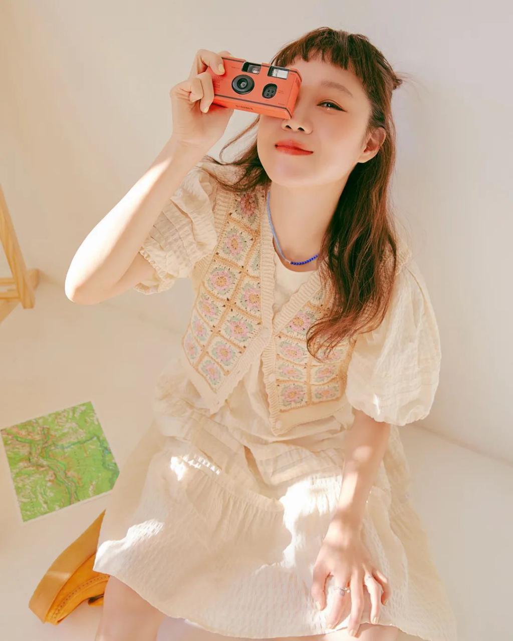 像森林走出的仙气女生：今年春天把孔晓振碎花+丹宁穿搭公式学起来 穿搭 第12张