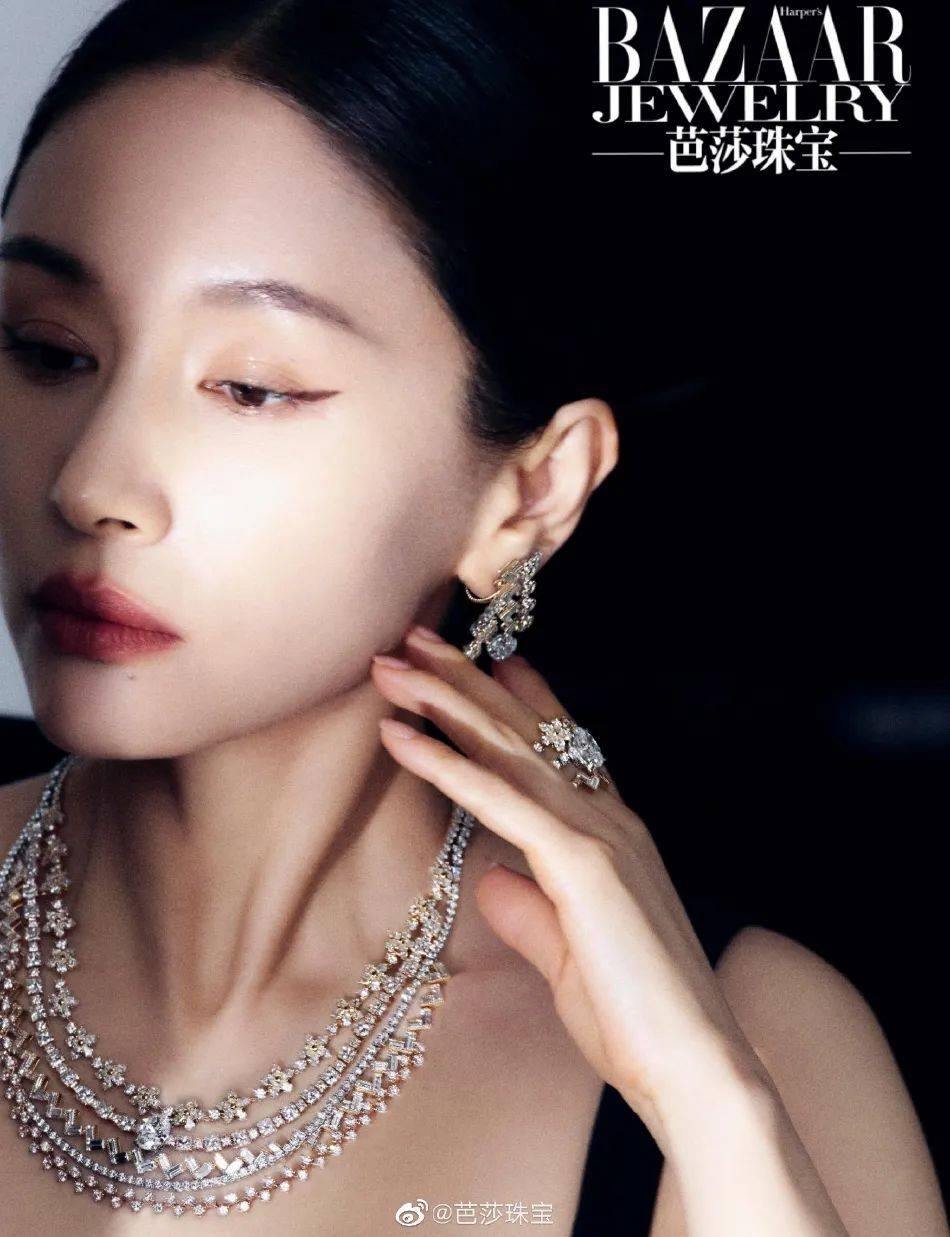 王子文穿吊带裙变身黑天鹅！肤白貌美太性感撩人 时尚 第8张
