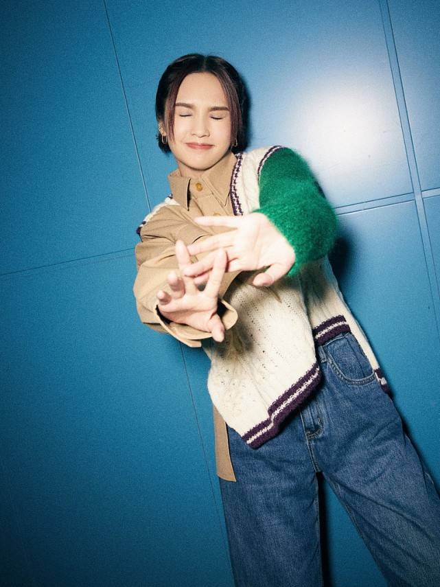 杨丞琳“竹竿腰”让人惊艳，成都旅游穿短上衣太显瘦 时尚 第9张