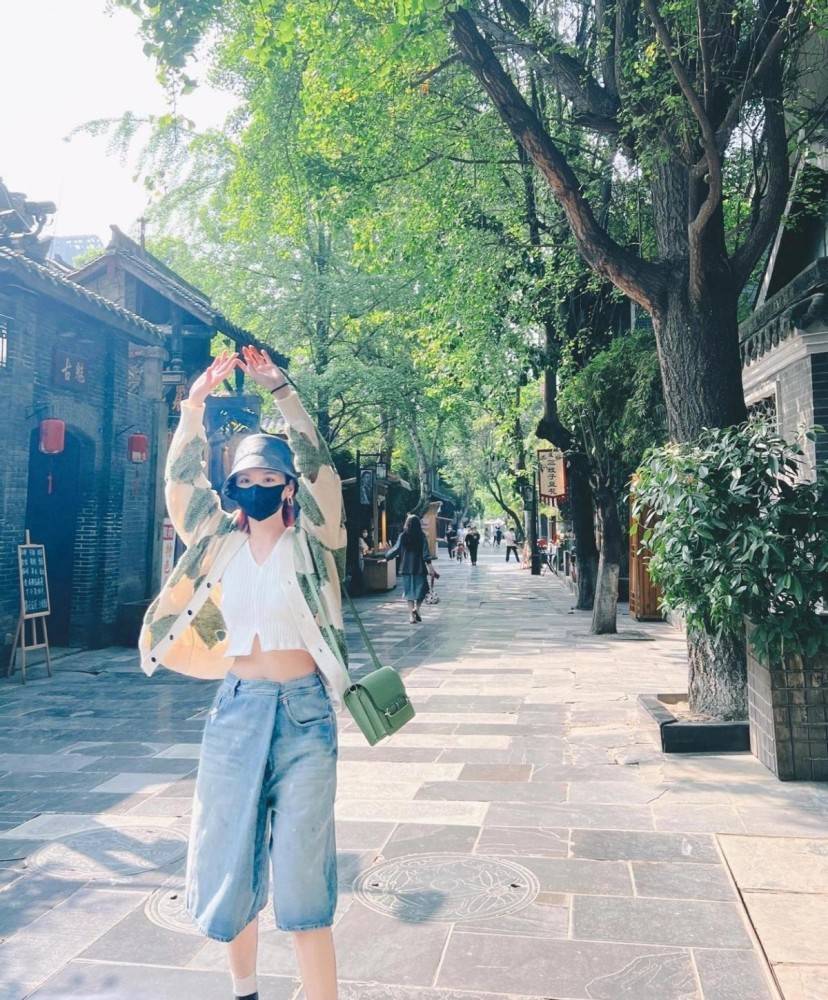 杨丞琳“竹竿腰”让人惊艳，成都旅游穿短上衣太显瘦 时尚 第2张