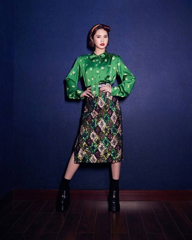 杨丞琳“竹竿腰”让人惊艳，成都旅游穿短上衣太显瘦 时尚 第8张