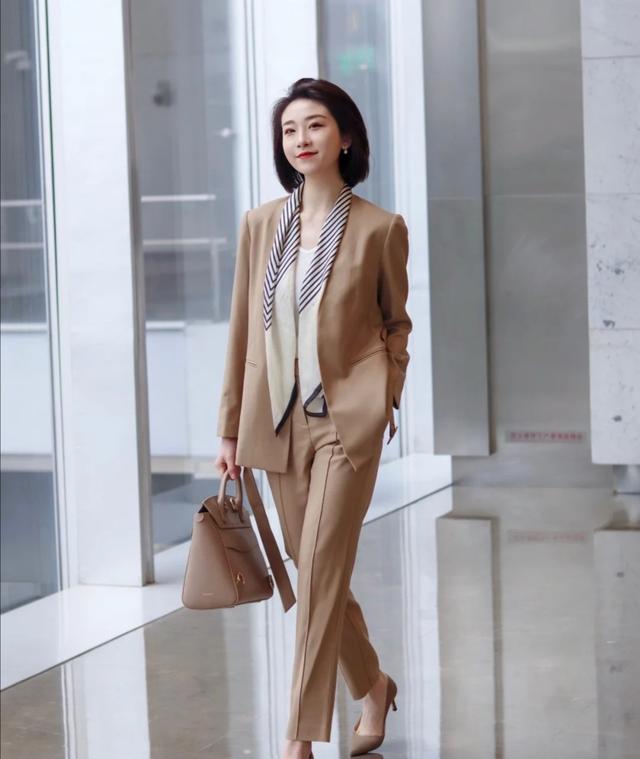 懂时尚的女人穿衣简单优雅得体大气，高级显贵有档次 穿搭 第2张