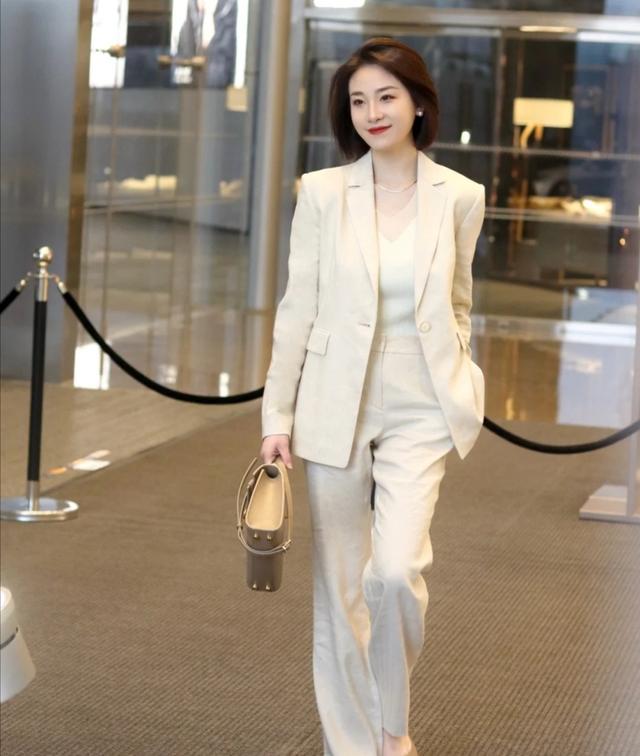 懂时尚的女人穿衣简单优雅得体大气，高级显贵有档次 穿搭 第1张