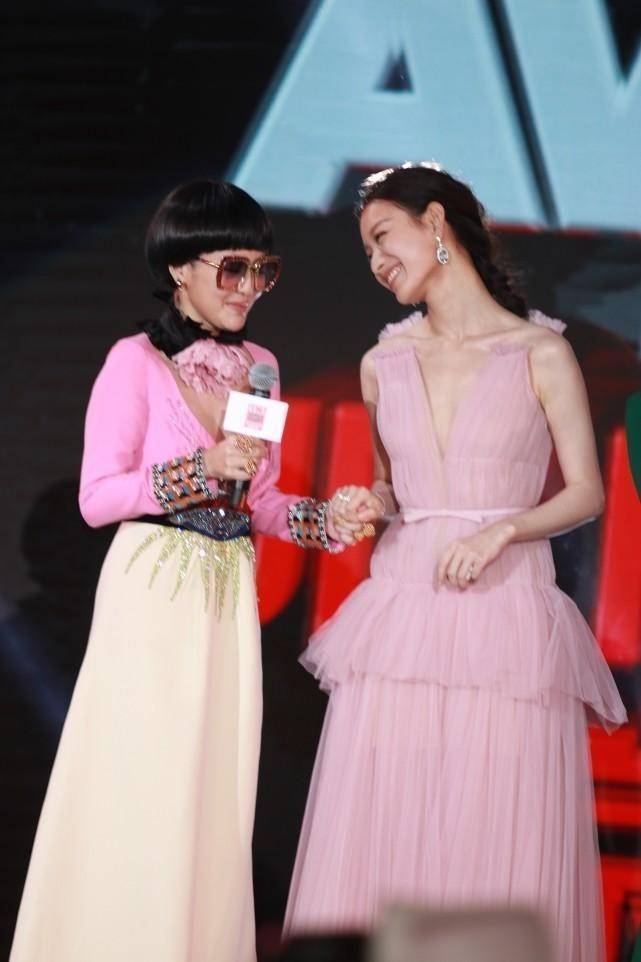 选对裙子太重要，景甜穿绿裙同框倪妮气质真成熟 时尚 第9张