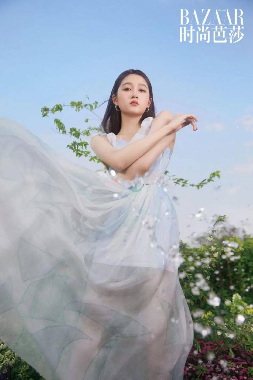 关晓彤写真大秀娇嫩香肩！一袭黑色吊带美艳绝伦 时尚 第7张