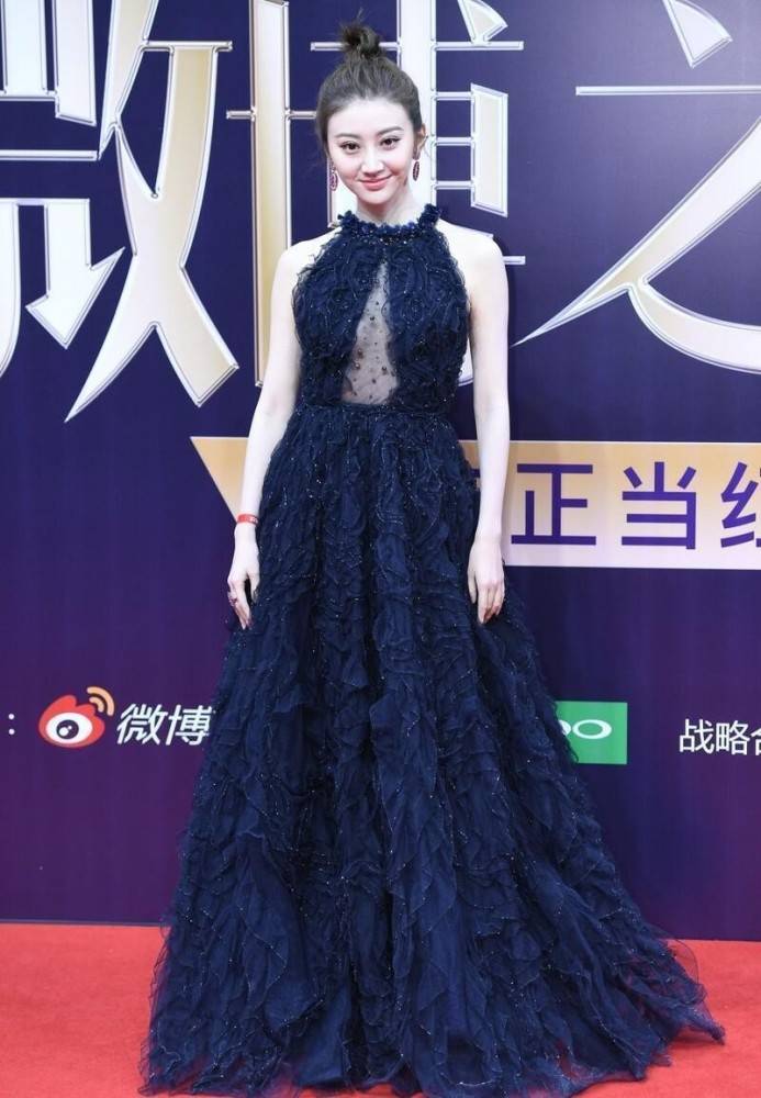 选对裙子太重要，景甜穿绿裙同框倪妮气质真成熟 时尚 第11张