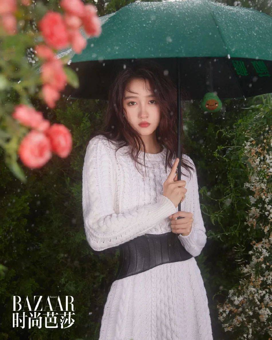关晓彤写真大秀娇嫩香肩！一袭黑色吊带美艳绝伦 时尚 第4张