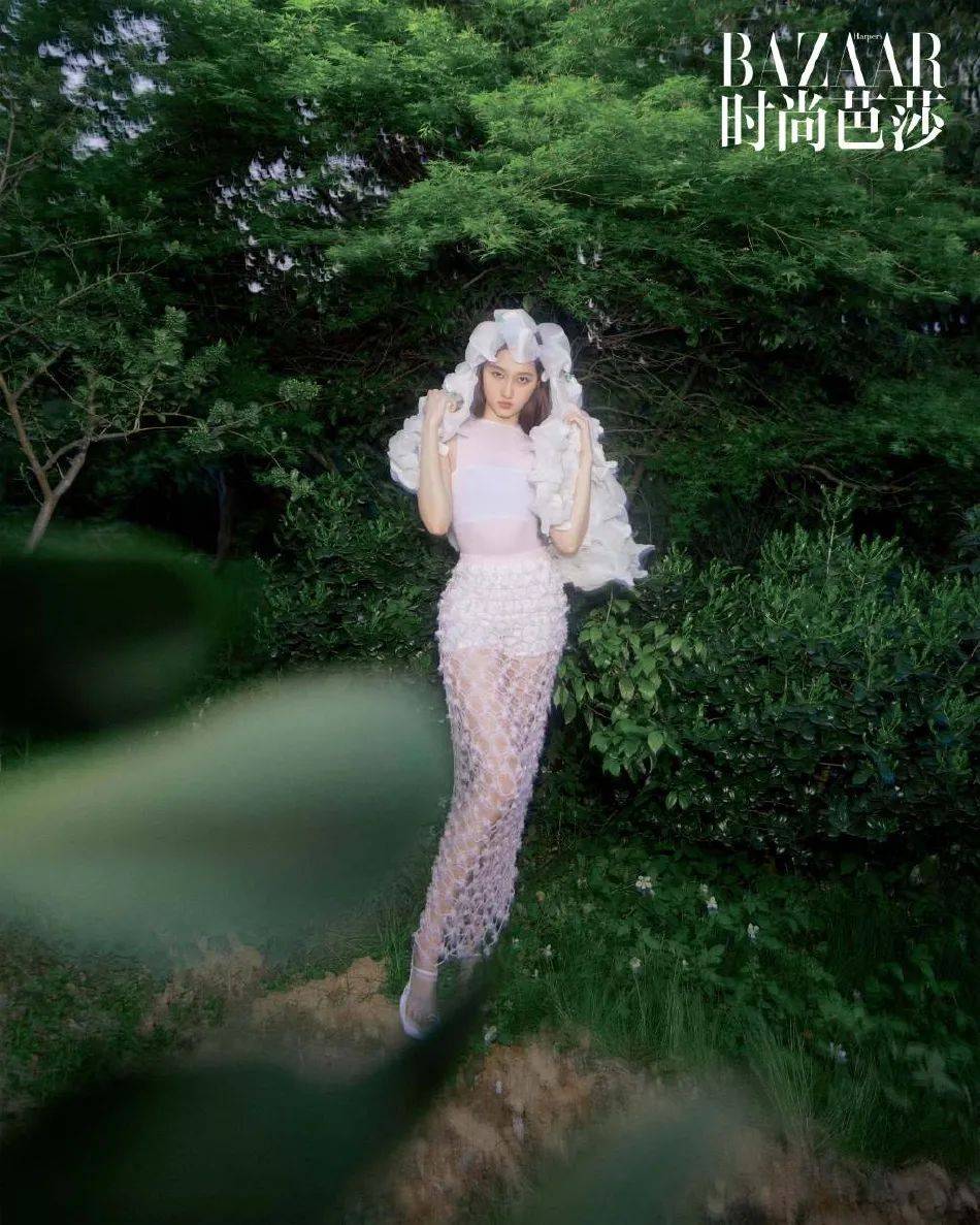 关晓彤写真大秀娇嫩香肩！一袭黑色吊带美艳绝伦 时尚 第9张