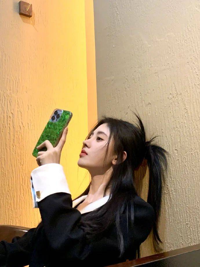 鞠婧祎穿黑色V领上衣超甜美！乌黑长发美艳动人 时尚 第4张