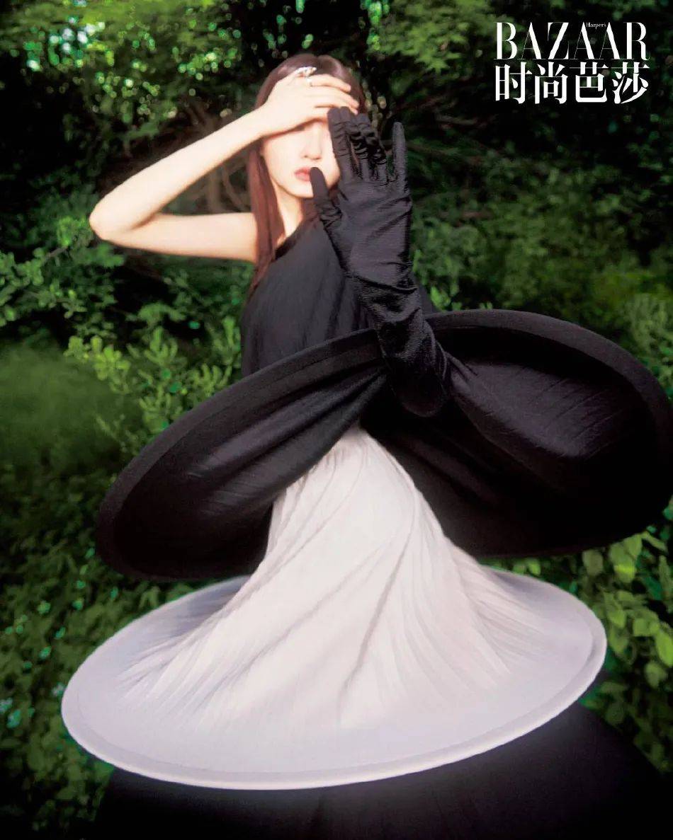 关晓彤写真大秀娇嫩香肩！一袭黑色吊带美艳绝伦 时尚 第10张