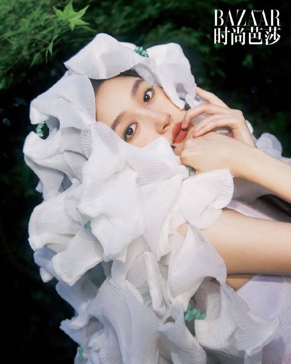关晓彤写真大秀娇嫩香肩！一袭黑色吊带美艳绝伦 时尚 第8张