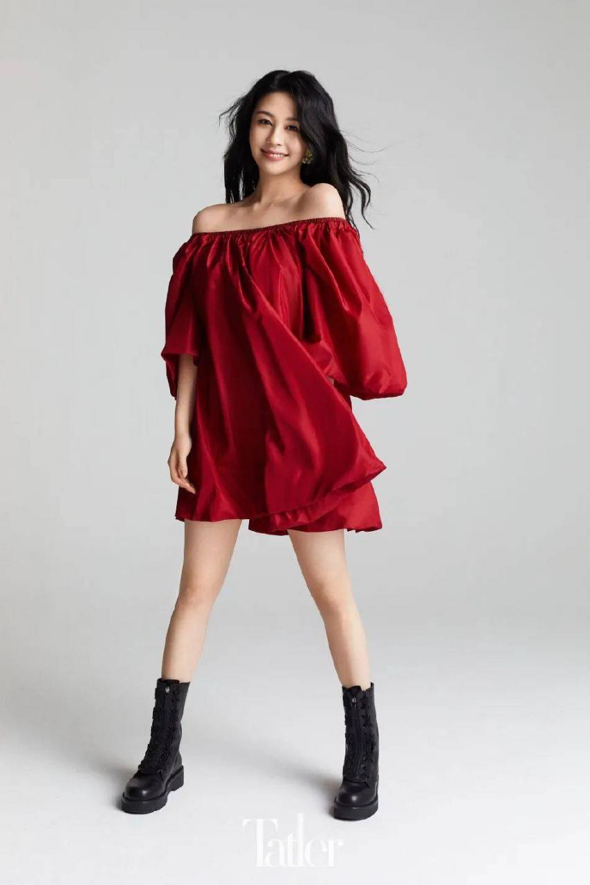邱淑贞女儿沈月红衣写真！肤白貌美大长腿太性感火辣 时尚 第3张