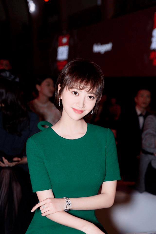 选对裙子太重要，景甜穿绿裙同框倪妮气质真成熟 时尚 第3张