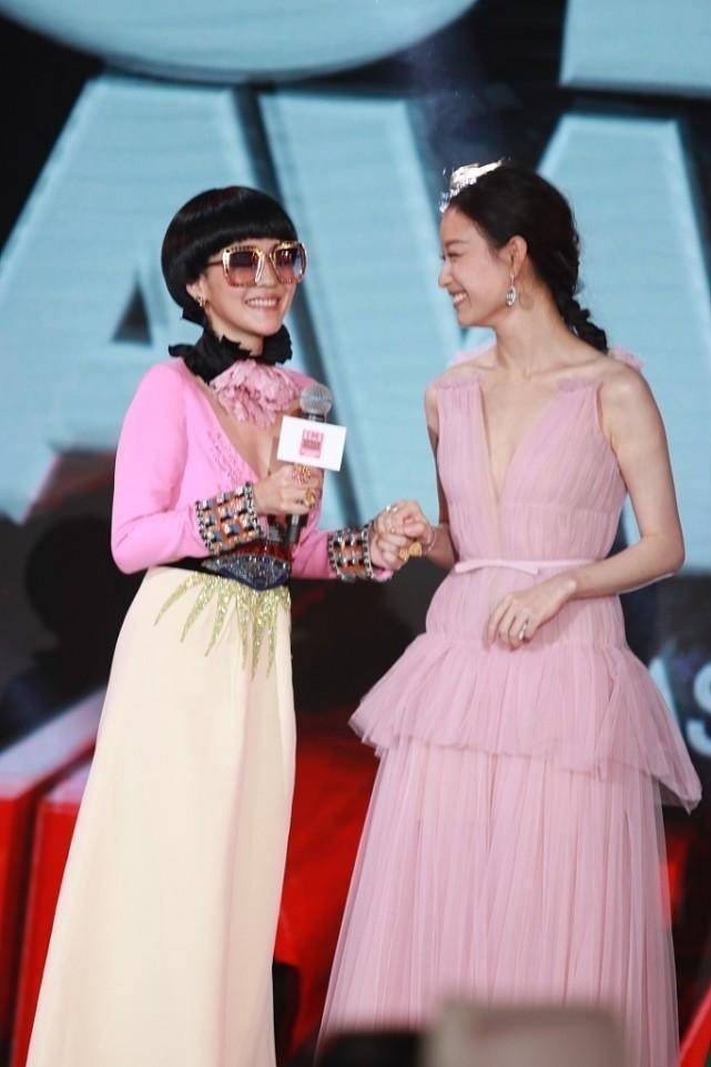 选对裙子太重要，景甜穿绿裙同框倪妮气质真成熟 时尚 第10张