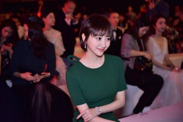 选对裙子太重要，景甜穿绿裙同框倪妮气质真成熟 时尚 第4张