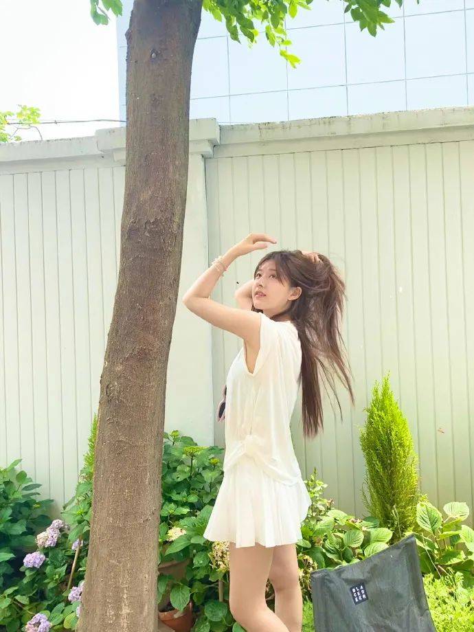 赵露思夏日自拍清爽靓丽！白皙大美腿性感撩人 时尚 第1张
