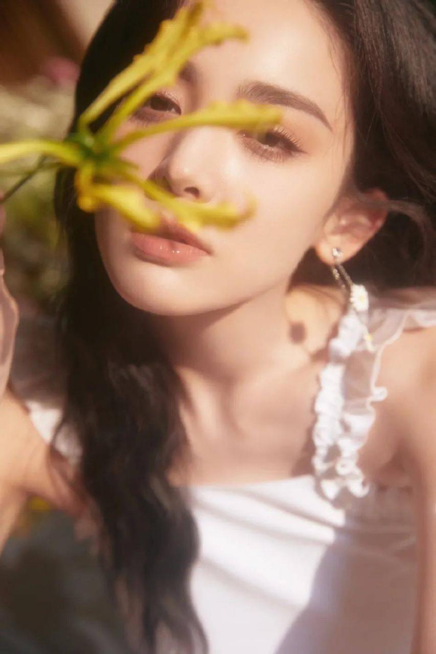 娜扎身穿白裙花丛中笑颜超靓！冰肌玉骨太性感美艳 时尚 第10张