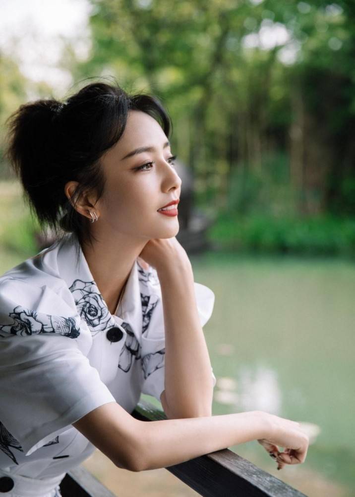 佟丽娅虞书欣穿同款印花装，2种搭配思路演绎不同风格美 时尚 第2张