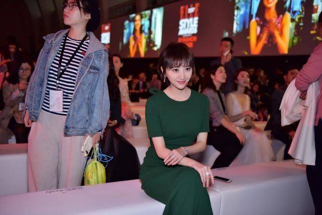 选对裙子太重要，景甜穿绿裙同框倪妮气质真成熟 时尚 第5张