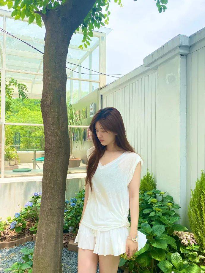 赵露思夏日自拍清爽靓丽！白皙大美腿性感撩人 时尚 第6张