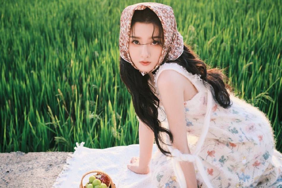 宋祖儿田园风写真清丽脱俗！戴碎花头巾美若天仙 时尚 第5张