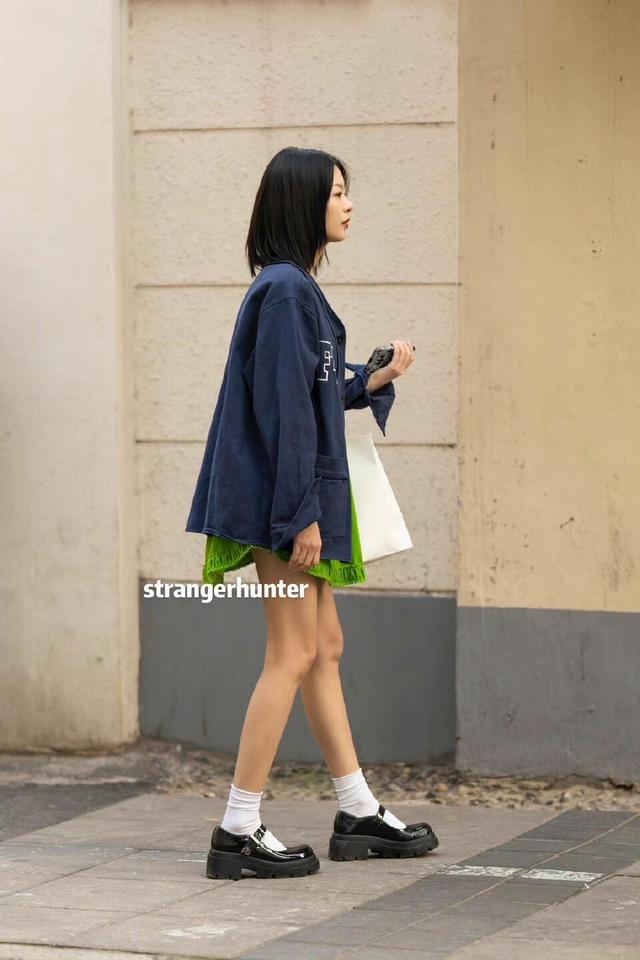夏日穿搭如何美成“风景”？跟着上海街拍学搭配，轻松美出新高度 街拍 第5张