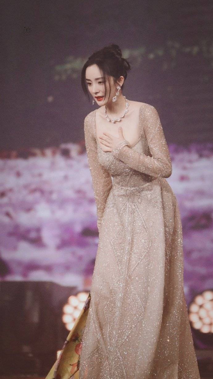 杨幂众多美艳写真大秀事业线！肤白貌美性感撩人 时尚 第5张
