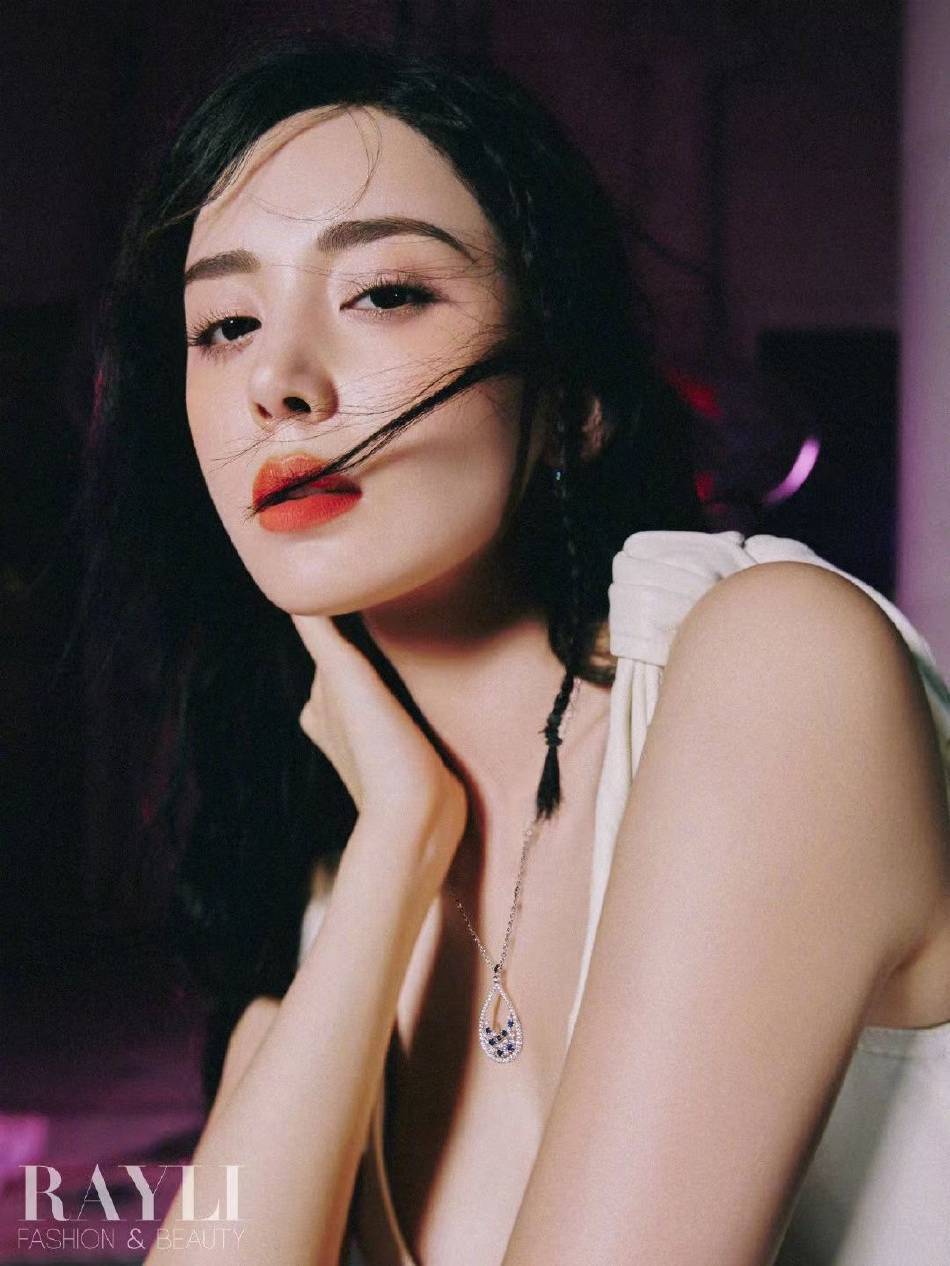 古力娜扎微醺感眷恋妆容写真超冷艳！坐粉色地毯上性感撩人 时尚 第3张