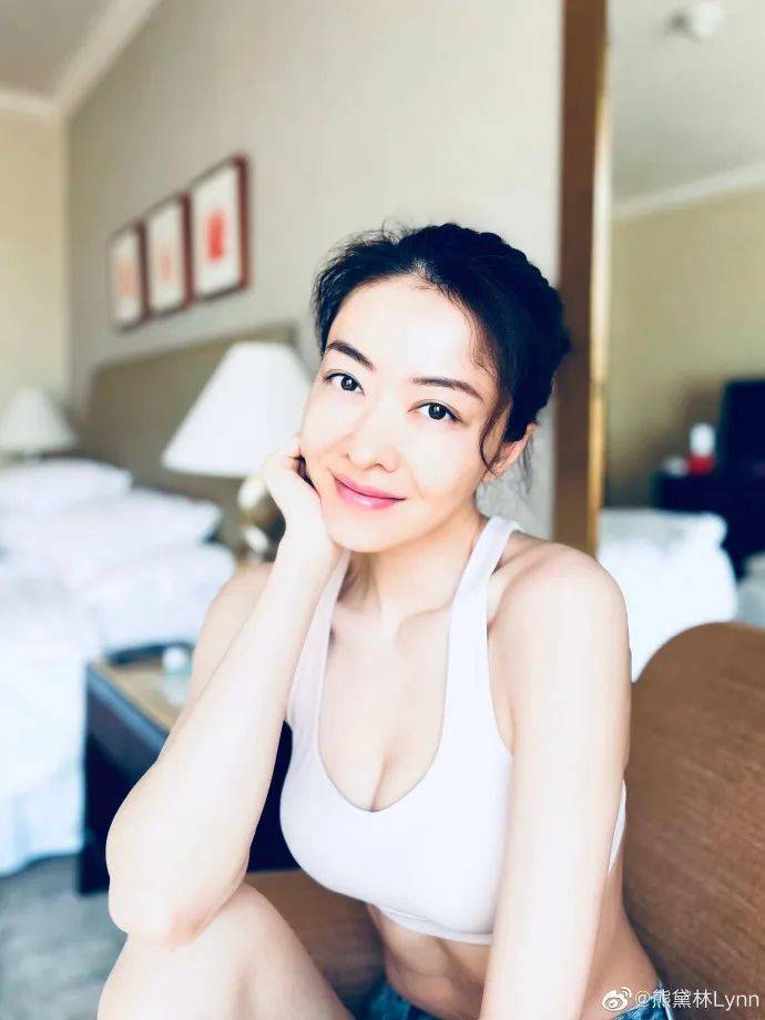 熊黛林穿运动背心大秀事业线和美腿！魔鬼身材性感火辣 时尚 第5张