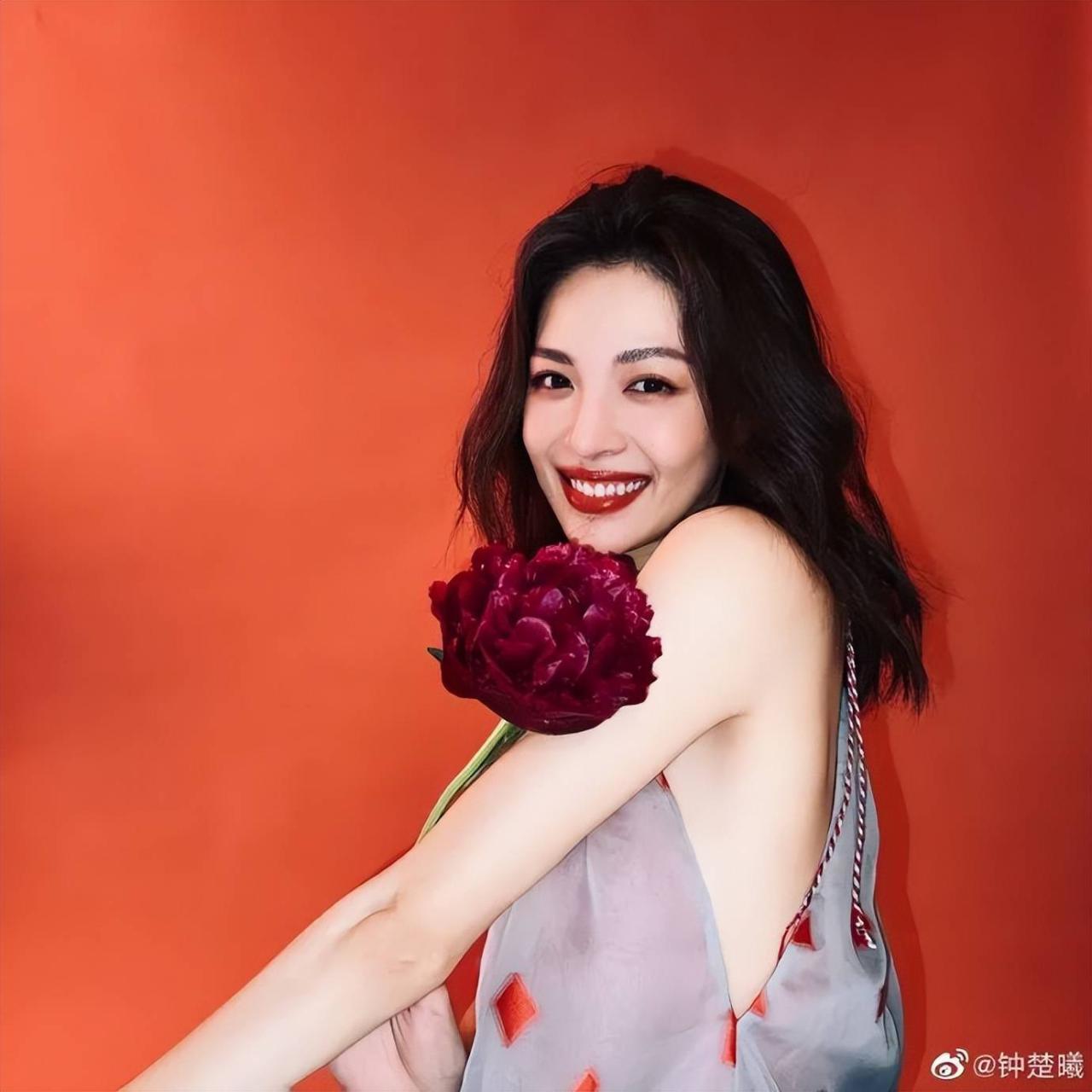 钟楚曦穿露肩短裙大秀曼妙身材！曼妙身材尽显无遗 时尚 第2张