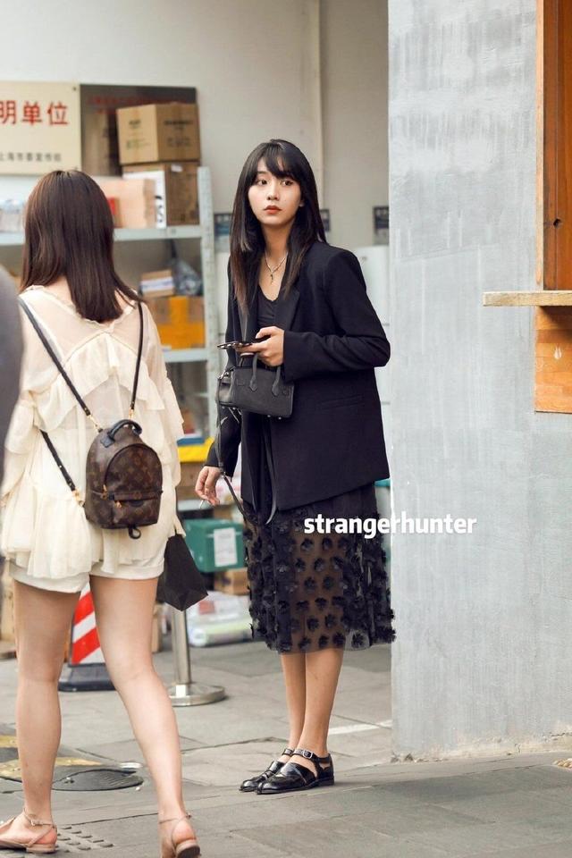 夏日穿搭如何美成“风景”？跟着上海街拍学搭配，轻松美出新高度 街拍 第3张