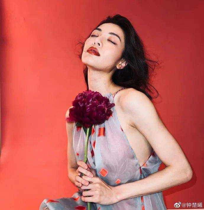 钟楚曦穿露肩短裙大秀曼妙身材！曼妙身材尽显无遗 时尚 第1张