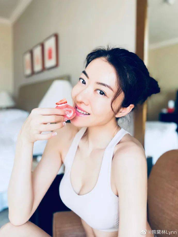 熊黛林穿运动背心大秀事业线和美腿！魔鬼身材性感火辣 时尚 第3张