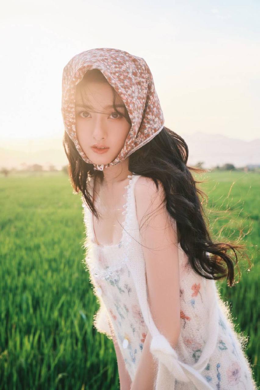 宋祖儿田园风写真清丽脱俗！戴碎花头巾美若天仙 时尚 第1张