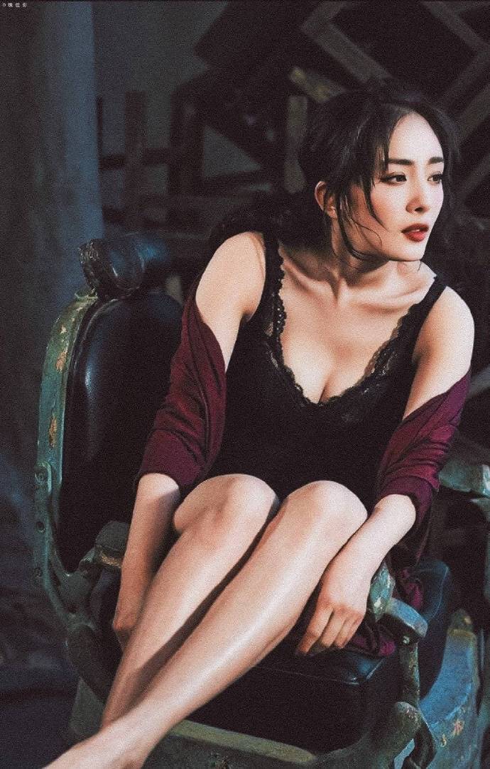 杨幂众多美艳写真大秀事业线！肤白貌美性感撩人 时尚 第1张