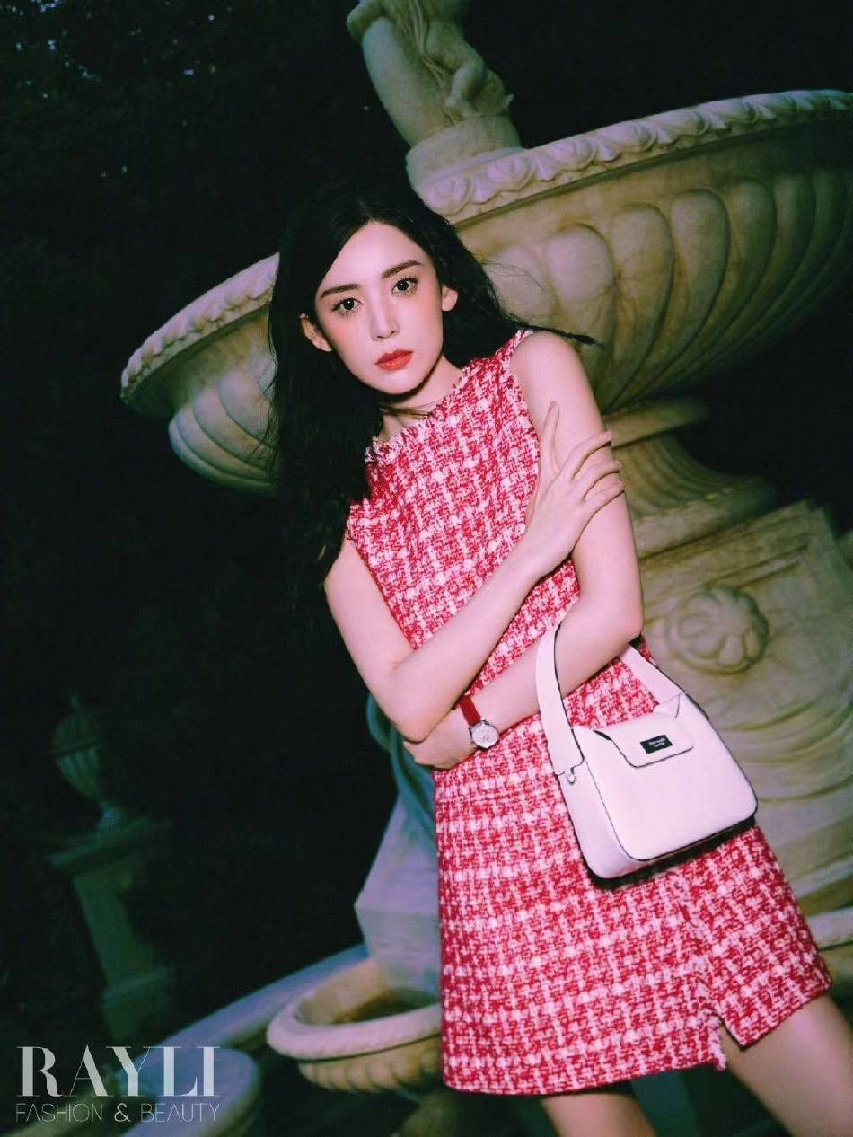古力娜扎微醺感眷恋妆容写真超冷艳！坐粉色地毯上性感撩人 时尚 第2张