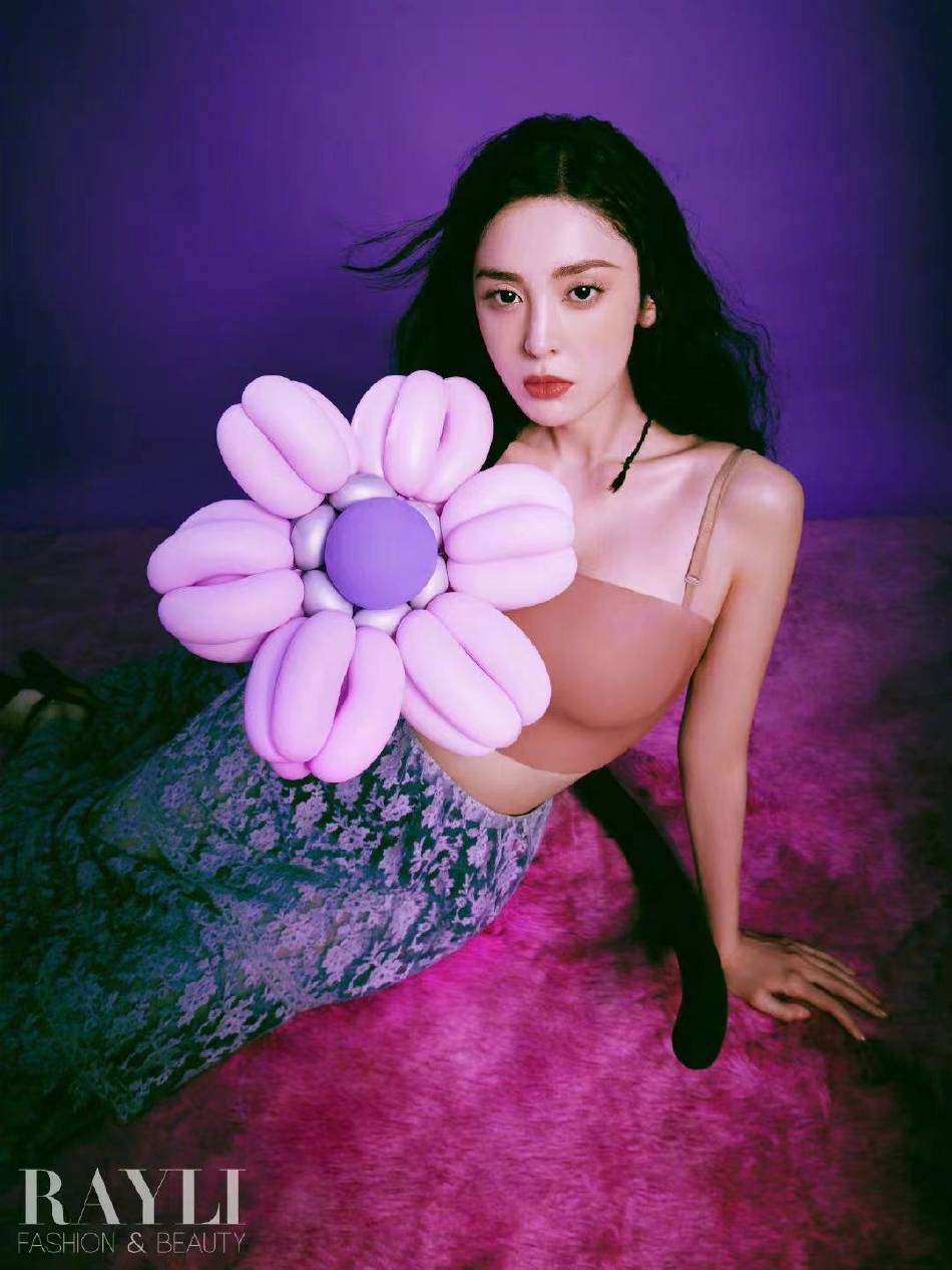 古力娜扎微醺感眷恋妆容写真超冷艳！坐粉色地毯上性感撩人 时尚 第1张