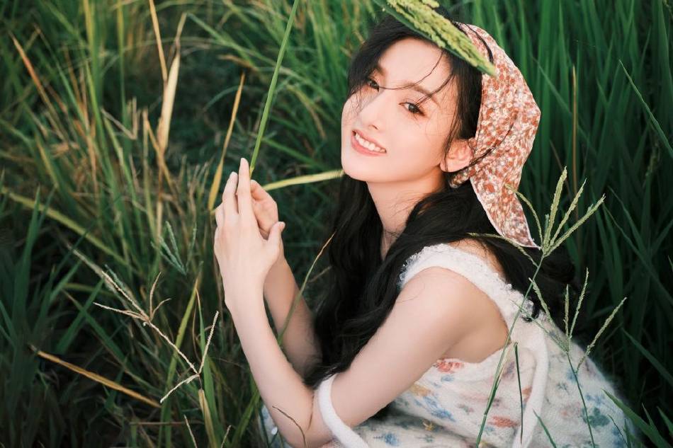 宋祖儿田园风写真清丽脱俗！戴碎花头巾美若天仙 时尚 第7张