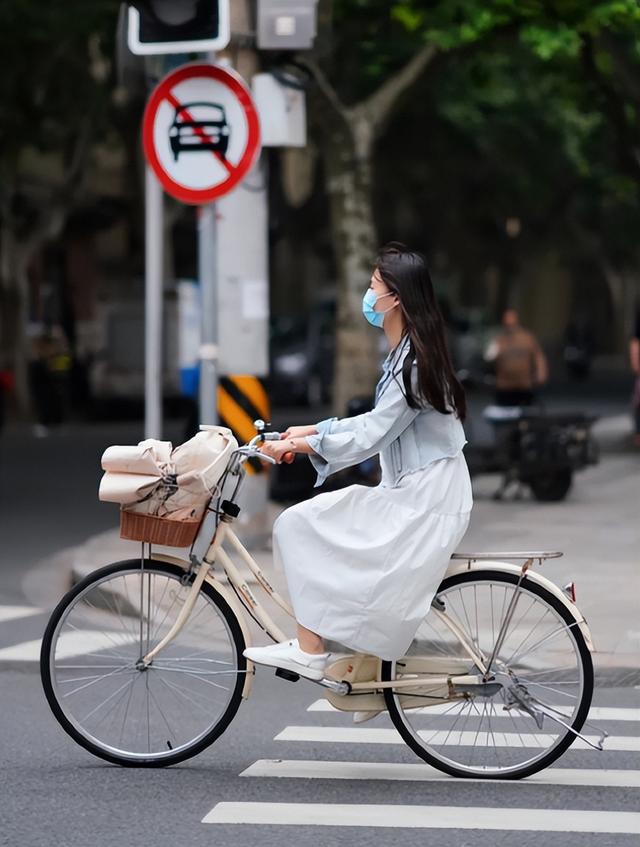 上海街拍穿搭分享，满大街复古穿搭，整个城市都变得高级了 街拍 第3张