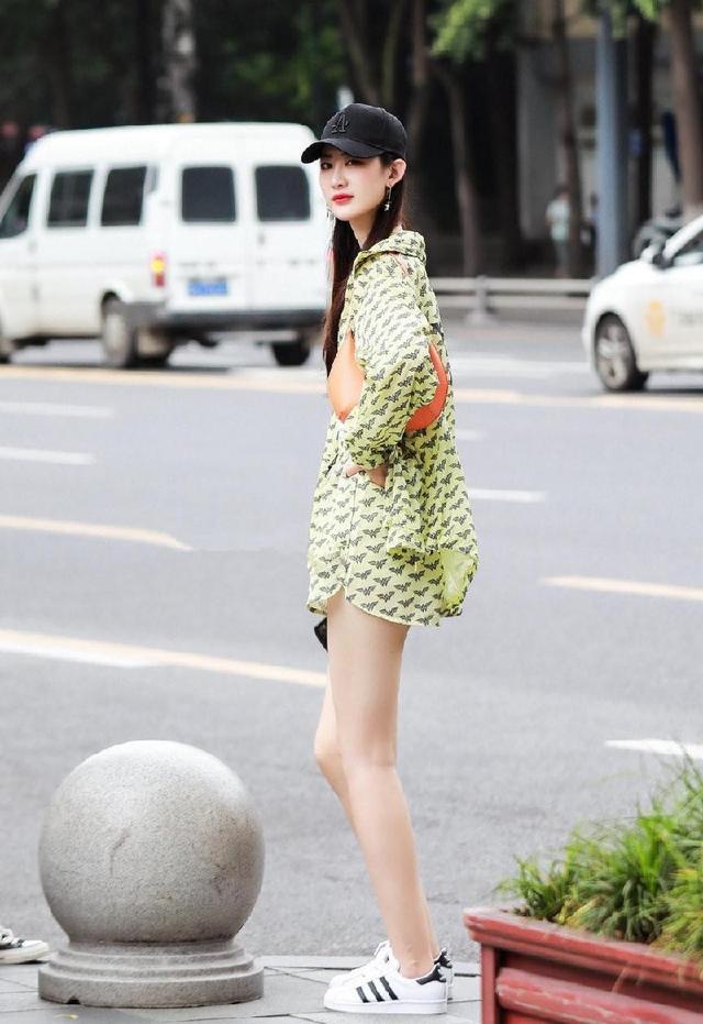 西安街拍：穿彩色短裤的女孩子各个都美得张扬自信 街拍 第1张