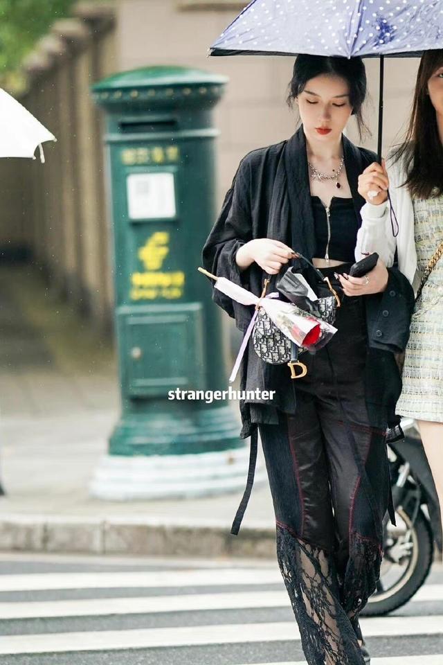 夏日穿搭如何美成“风景”？跟着上海街拍学搭配，轻松美出新高度 街拍 第4张