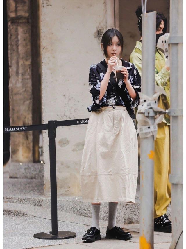 夏日穿搭如何美成“风景”？跟着上海街拍学搭配，轻松美出新高度 街拍 第9张