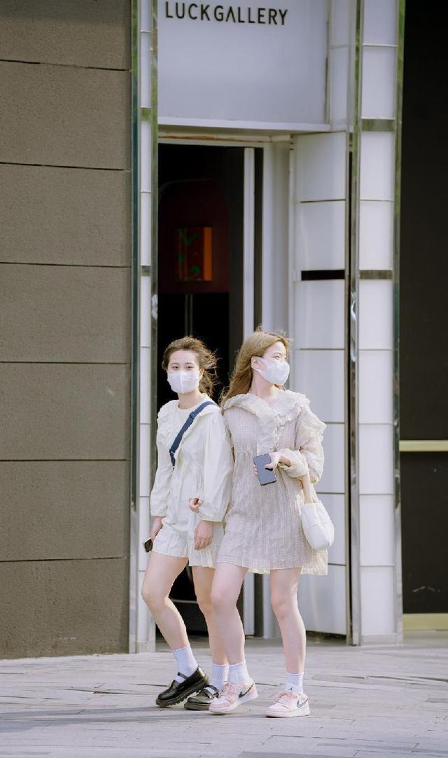 杭州街拍分享，温柔的女人穿复古风服装，气质很高级 街拍 第7张