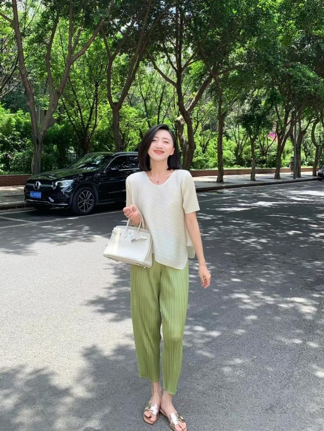 会打扮的人穿衣法则：不穿恨天高，妆容淡雅，裙子过膝，发要蓬松 穿搭 第11张
